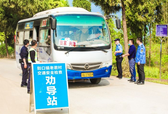 工作人员对过往客运车辆进行检查
