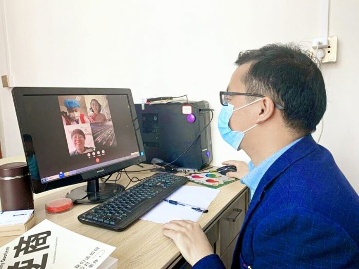 张建贵正在线上和书友们交流读书心得
