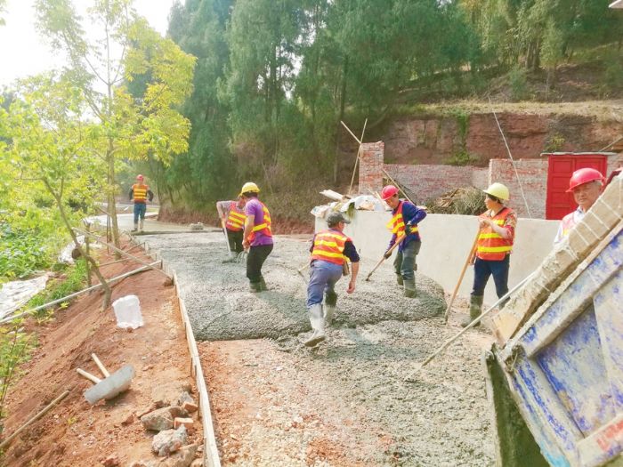 花岩镇﹃﹃四好农村公路﹄﹄施工现场。。
