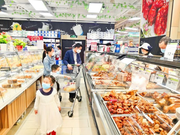 3月29日，市民在永辉超市选购食品。全媒体记者赵晨城石玉洁摄
