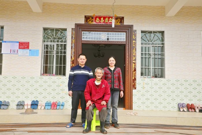 陈绍安一家住进新房子
