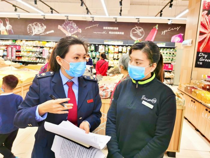 潼南税务局企业复工复产帮扶工作组宣传疫情防控期间税费优惠政策
