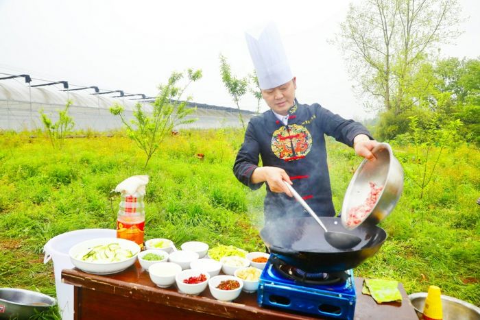 现场制作小煎鸡
