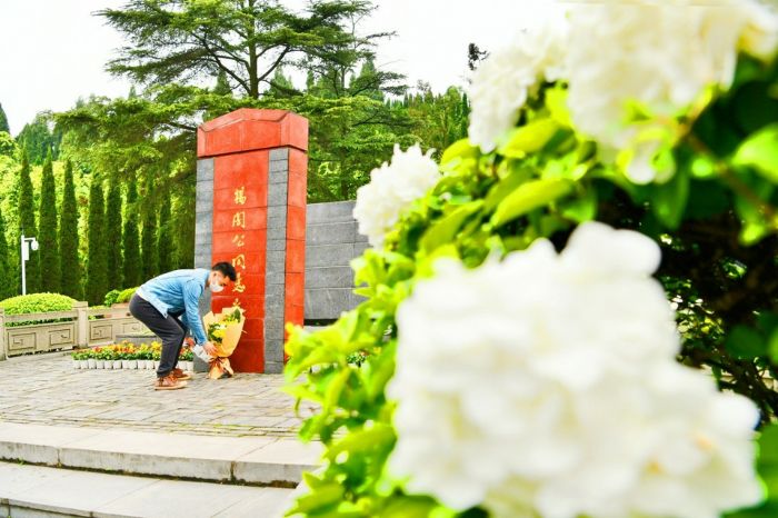市民向烈士献花致敬
