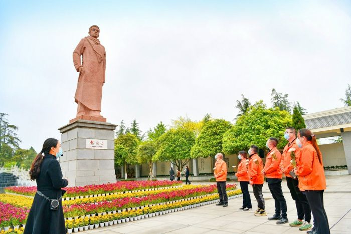 祭扫杨闇公烈士

