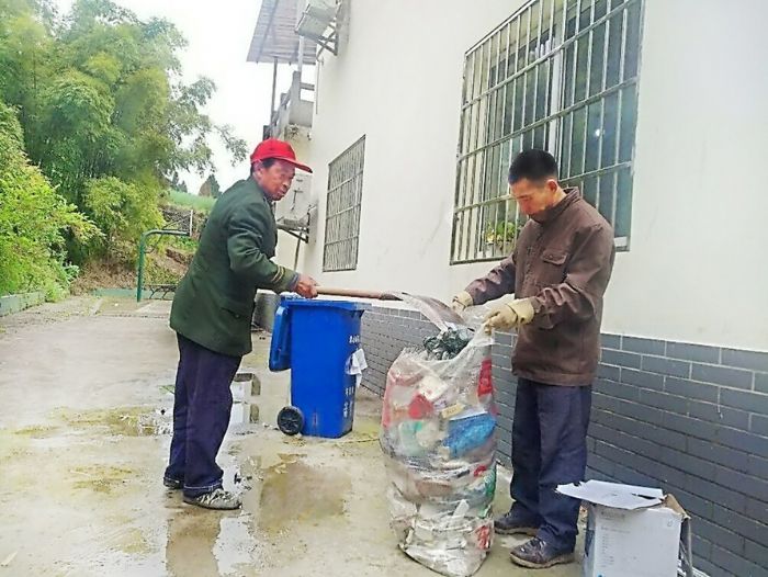 贫困户蒲建平开展公益性岗位打扫场镇清洁卫生
