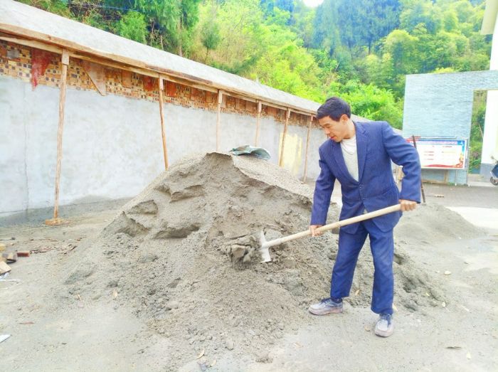 贫困户匡三在建筑工地务工
