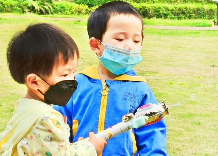 《我俩也能杀病毒》熊艳红摄
