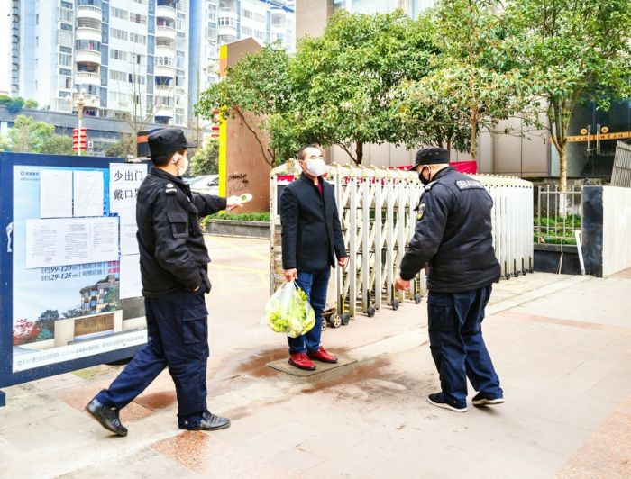 《把关》张世金摄
