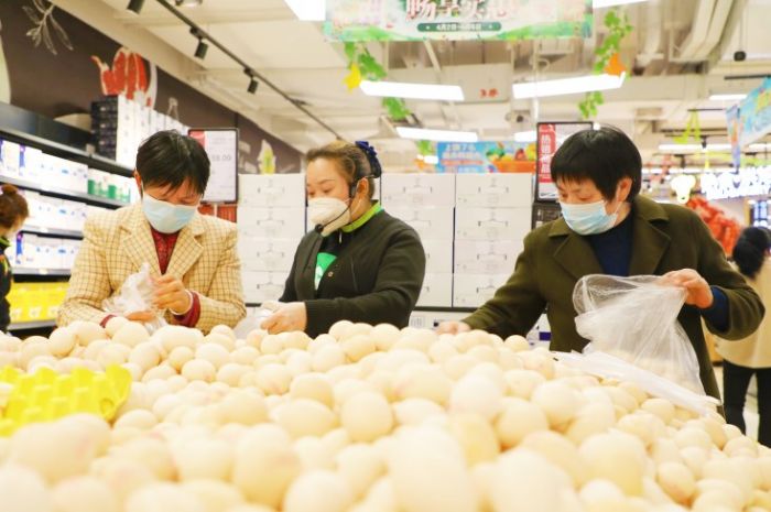 工作人员向顾客介绍特价商品。
