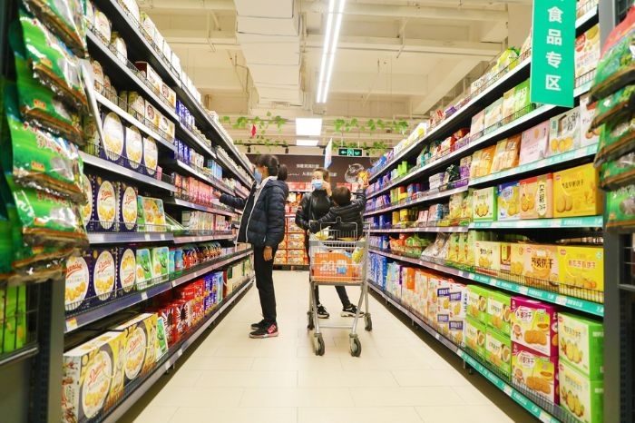 食品专区零食满满当当。
