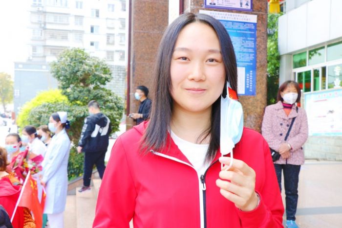 　　曾 城：当新冠肺炎病毒来袭，湖北武汉不幸沦为重灾区，全国各地纷纷响应国家号召支援武汉，我有幸成为其中一员。驰援武汉是我最有勇气的决定，同时也是最正确、无悔的决定，非常荣幸与全国人民为同一目标努力奋斗过。
