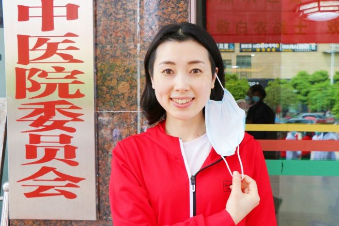 　　肖 洋：人家问为什么一定去武汉，面对疫情哪有那么多为什么，心里就有一个想法，就是我一定要去，一生中国家能有几次需要我冲锋在前的时候。天下兴亡，匹夫有责，希望当回首往事时，不因碌碌无为，虚度年华而悔恨。
