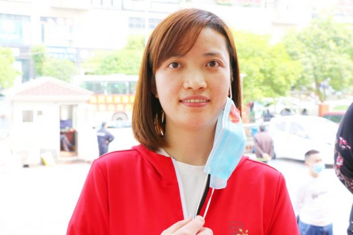 　　颜桂英：疫情就是命令，防控就是责任。疫情是一场看不见硝烟的战斗，是一场只能打赢的必打之战。在疫情面前不退缩，在困难面前不低头，关键时刻冲在前，这是作为一名医务人员及党员的责任和义务。
