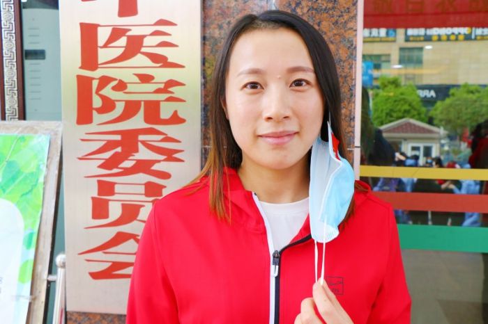 　　欧玲玲：作为一名医务人员，主动请战到一线，用自己的专业知识去帮助他人，这是职责所在，义不容辞。在国家和人民需要的时候，能够与其他战友及武汉人民一起并肩作战，这是我工作以来做得最有意义、最有价值的事情。
