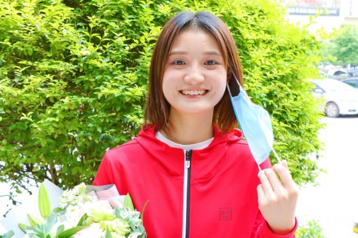 邓婷：我们不是天生就无畏无惧，但只要穿上防护服，我们就是医护人员，就敢对抗疾病。我们想让大家知道，在面对疫情的时候，不必担忧害怕，因为有一群人，正在拼尽全力为这个国家筑起屏障。
