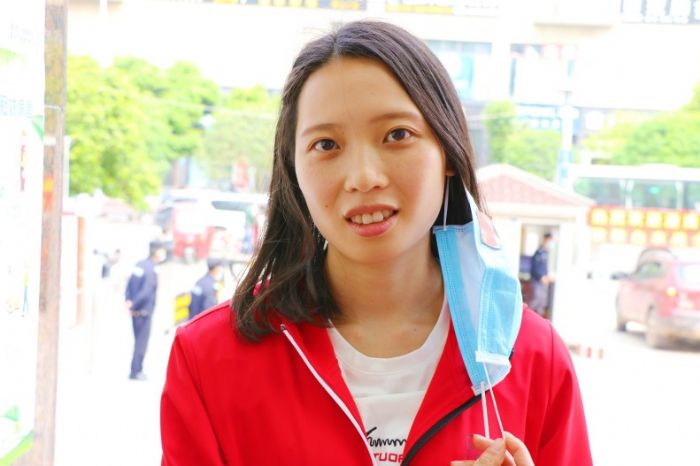 　　彭清清：到武汉支援这是我一生中做出的最好最勇敢的决定，我从未感到害怕和后悔，因为这次的疫情让我感受到，作为一名护士在此次战役中多么的重要，我作为一名护士能为社会做贡献而感到无比自豪。
