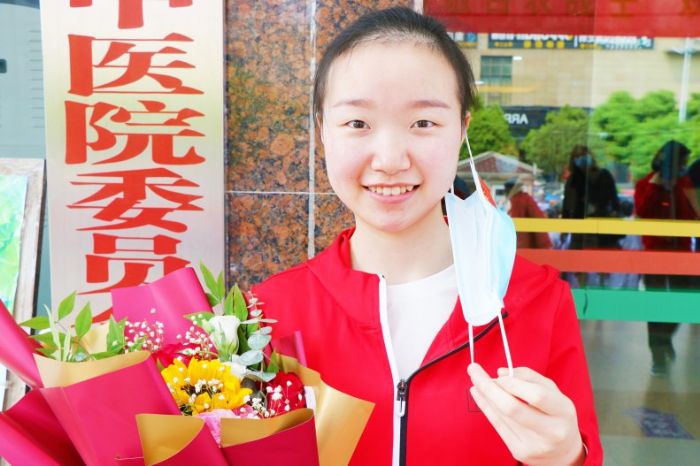 　　黄莉萍：援鄂必然是我这辈子最难忘的一次经历。武汉人民总是感谢我们的援助，殊不知他们也时刻在用行动温暖着我们。这次疫情，让我进一步认识到了祖国的强大、人民的团结，还有什么困难能把我们打倒。
