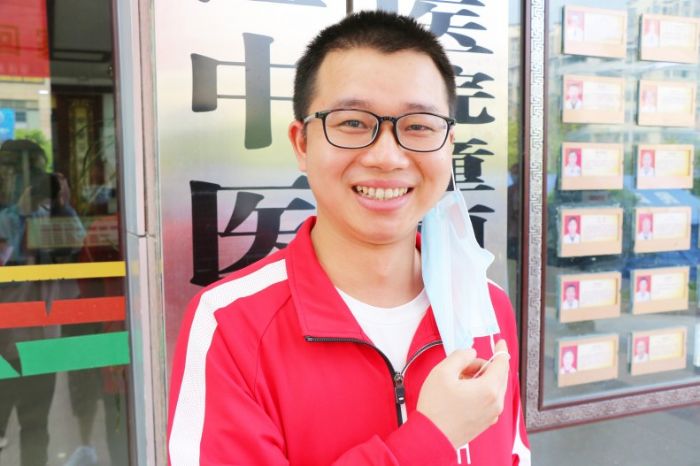 　　唐 睿：我只是援鄂洪流中的一滴水珠，在武汉，乃至全国各地还有许多正在与新冠肺炎抗战的战士。我相信，所有奋战在前线的抗疫战士都肩负着跟我一样的责任和使命，我愿他们都平安归来。
