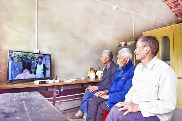 老人们坐一起看电视剧
