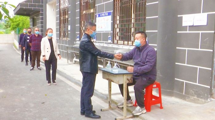 双江中学开展学生进食堂演练
