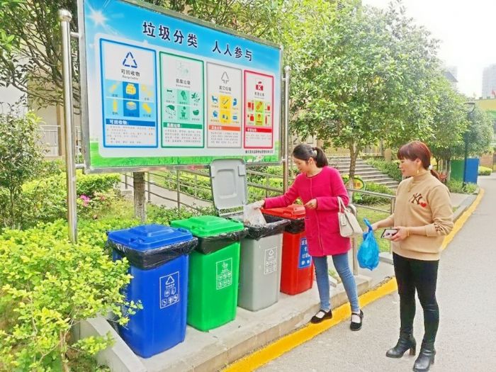 　　居民按分类要求投放垃圾

