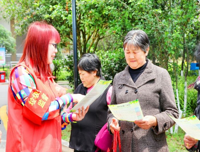 　　工作人员向小区居民宣传垃圾分类
