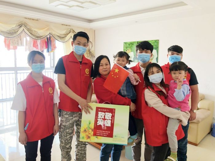 为援鄂医护人员送去夏凉被等生活物资
