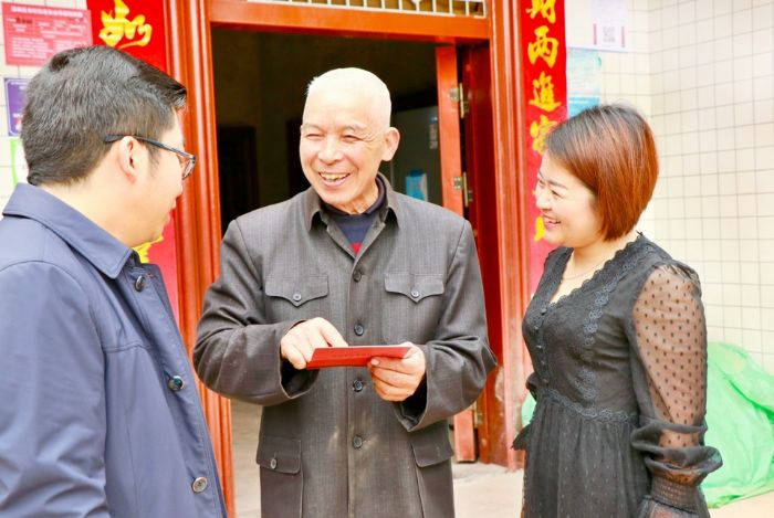 帮扶干部到贫困户唐永树家走访
