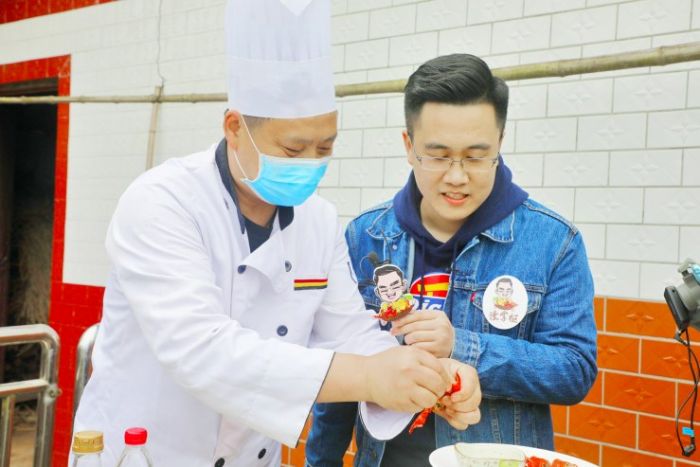 直播吃小龙虾。
