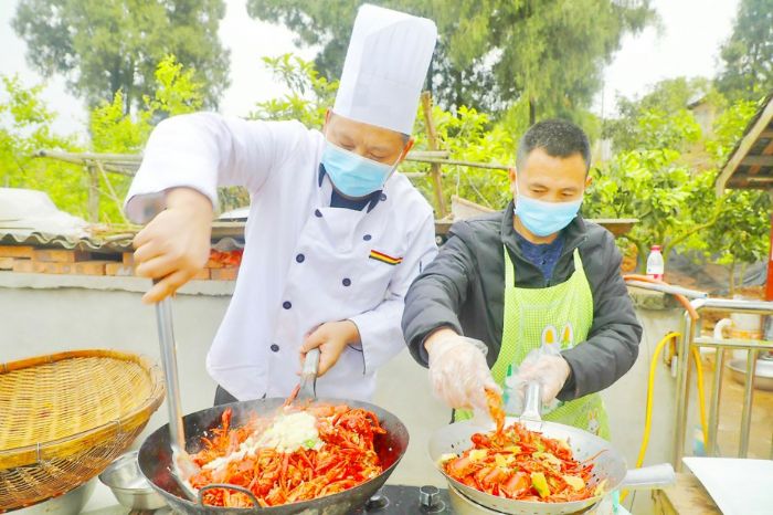 烹饪小龙虾。
