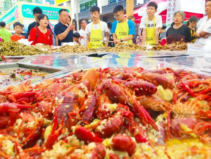 展销会上小龙虾受到市民青睐。
