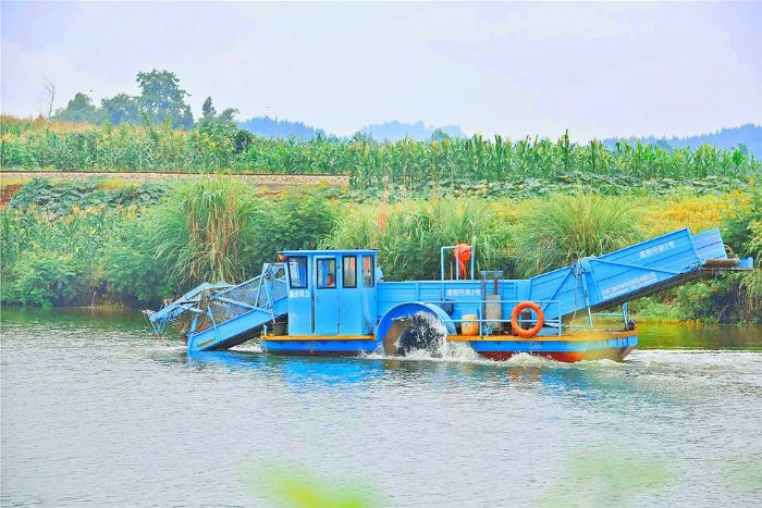 清漂船打捞漂浮物。
