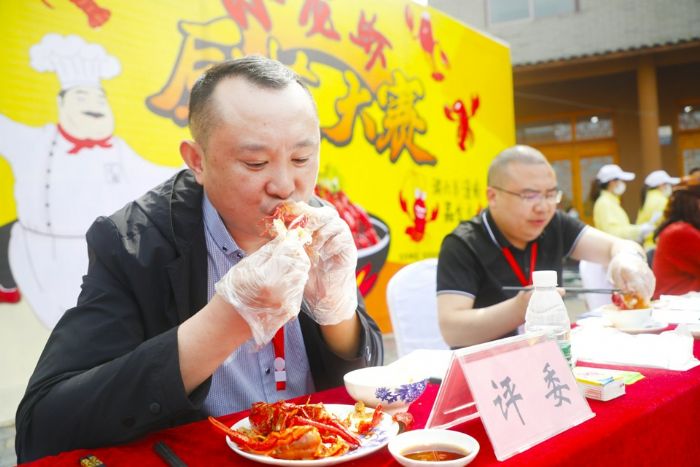 品尝小龙虾
