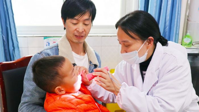 为患者检查口腔
