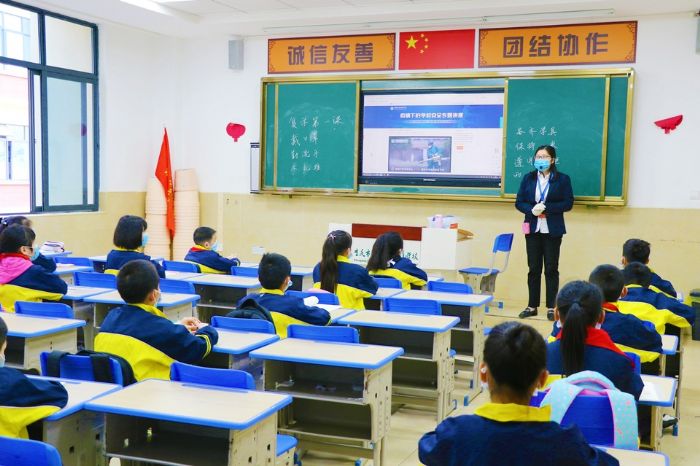 开学第一课，老师给同学们讲疫情防护知识
