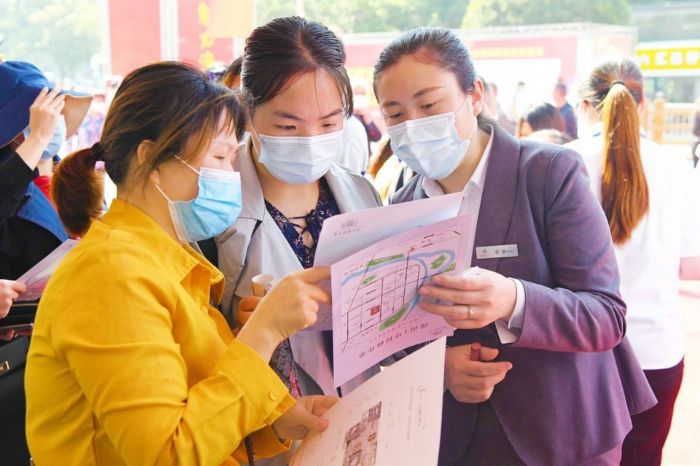 给顾客介绍楼盘户型
