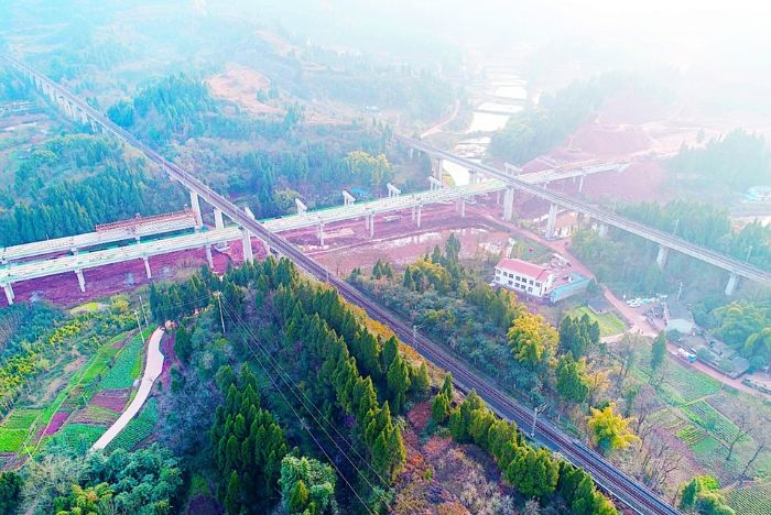 渝遂快速铁路与合安高速公路在梨树村纵横交错。
