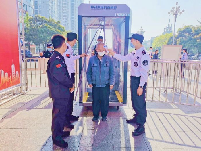 市民通过消毒入口进入会展现场

