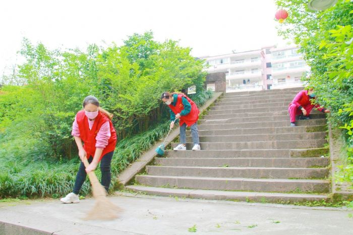志愿者开展洁净家园志愿服务专题活动
