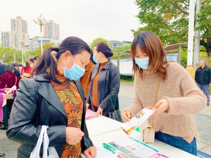 工作人员为市民讲解卫生知识
