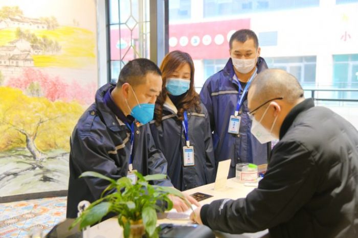 工作人员查看超市台账
