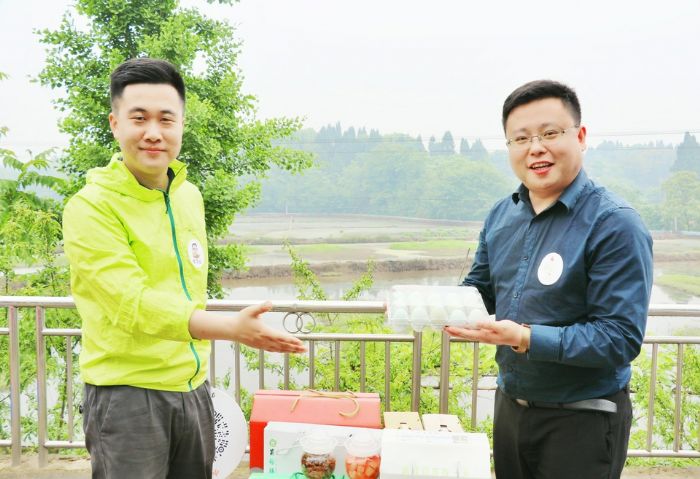 潼遂两地青年直播带货。
