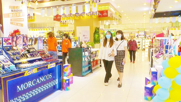 市民“五一”逛商场。
