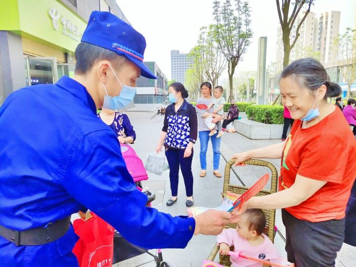 消防员向市民宣传消防安全知识。
