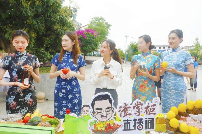 做客“潼掌柜”直播间，推介潼南“五朵金花”。全媒体记者罗列王浪摄
