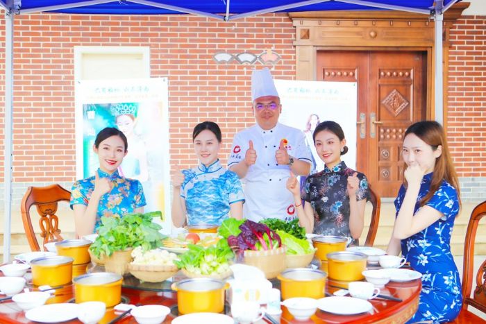 品尝推介潼南“蔬菜宴”。特约通讯员田茂培摄
