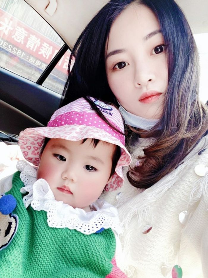 李艳琴和女儿
