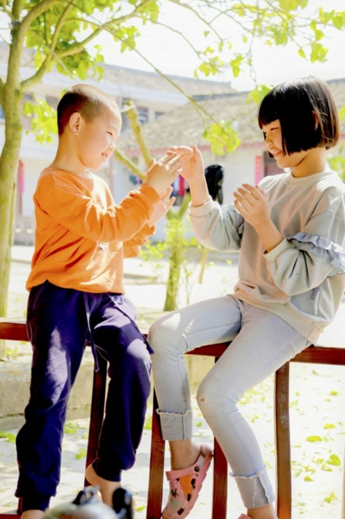 孩子们欢快地玩耍
