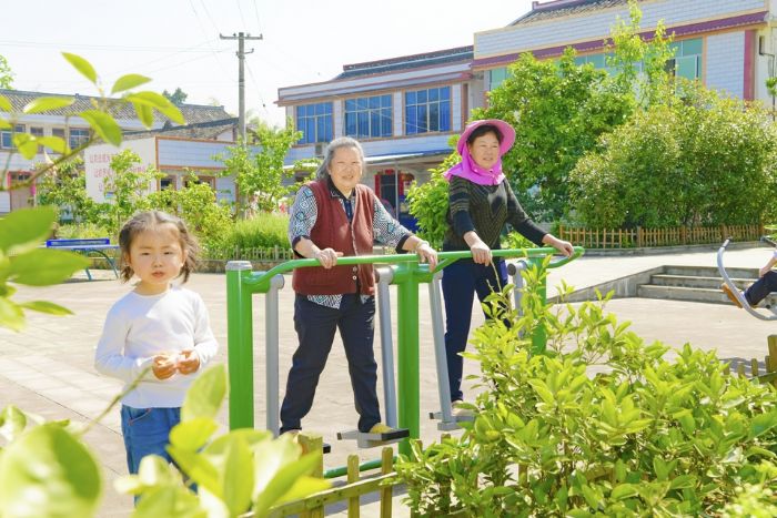 村民在家门都就能锻炼身体
